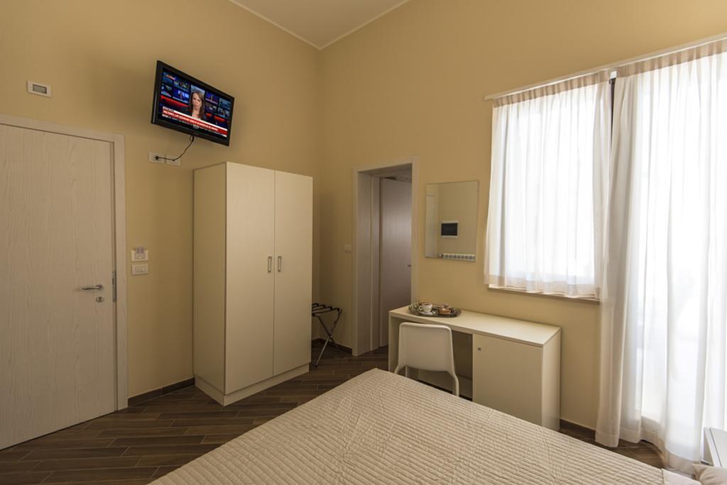 Golden House Hotel Mesagne Room photo