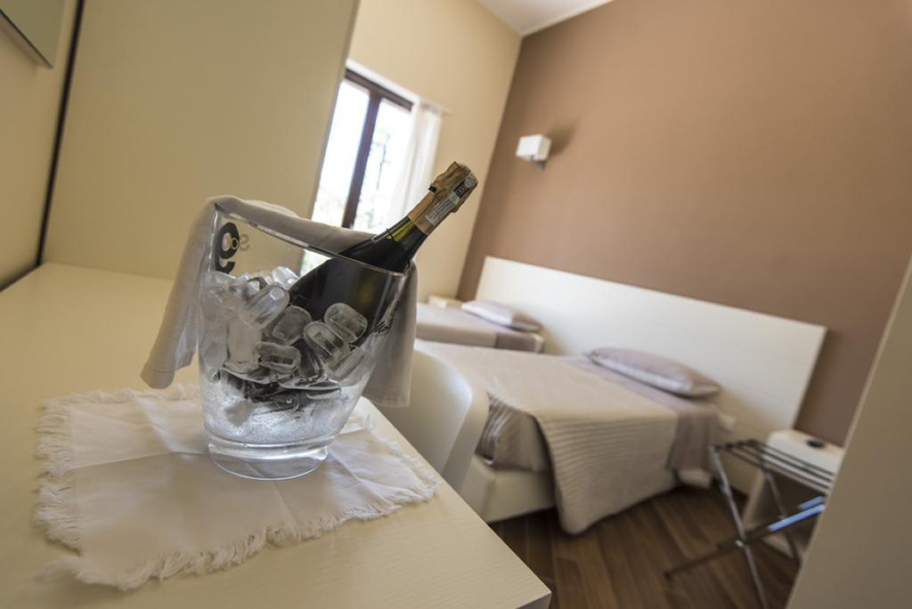 Golden House Hotel Mesagne Room photo